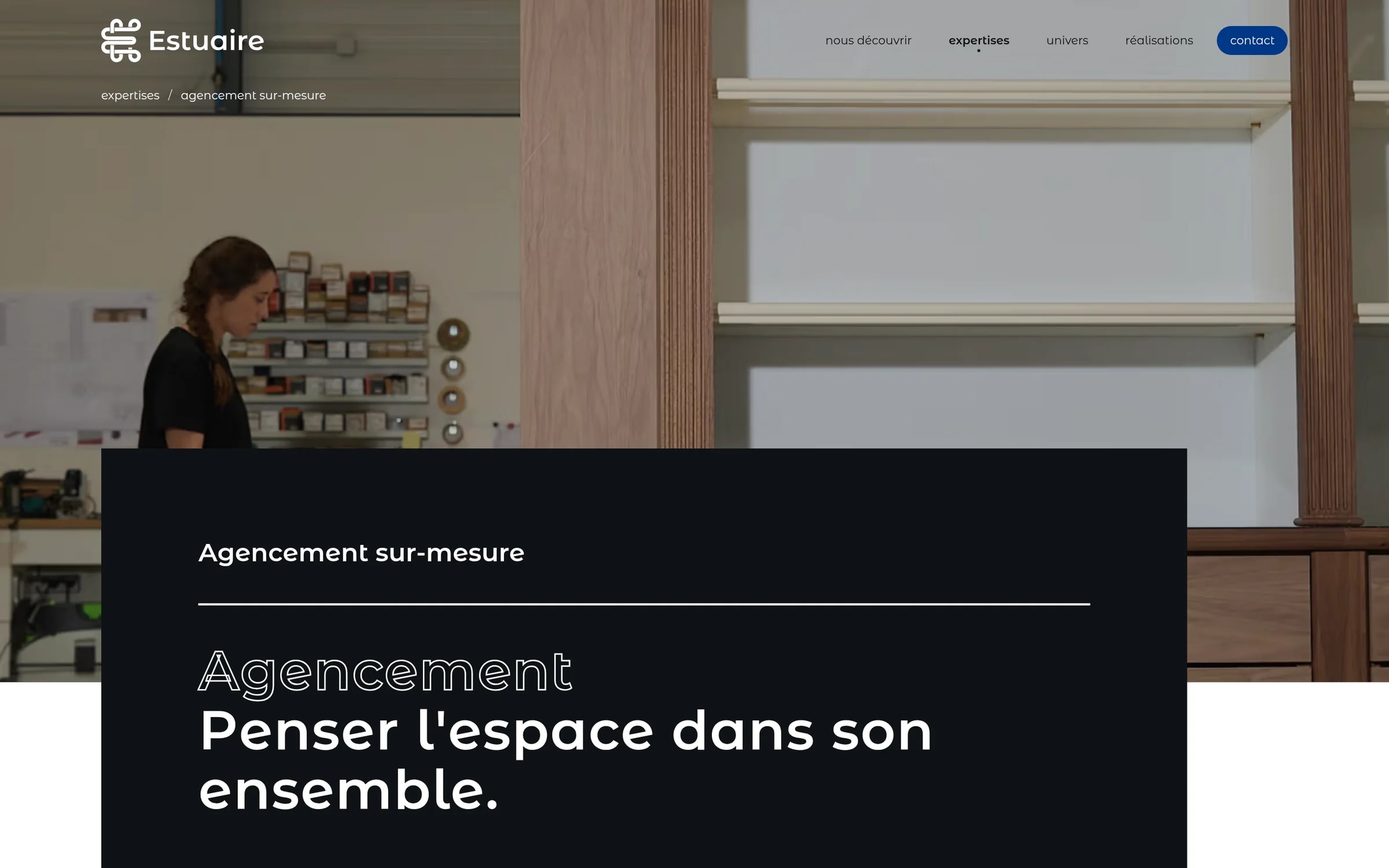 Custom fitting expertise page: a craftswoman in the workshop, with the heading “Agencement, penser l'espace dans son ensemble”.